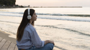 Dona escoltant música