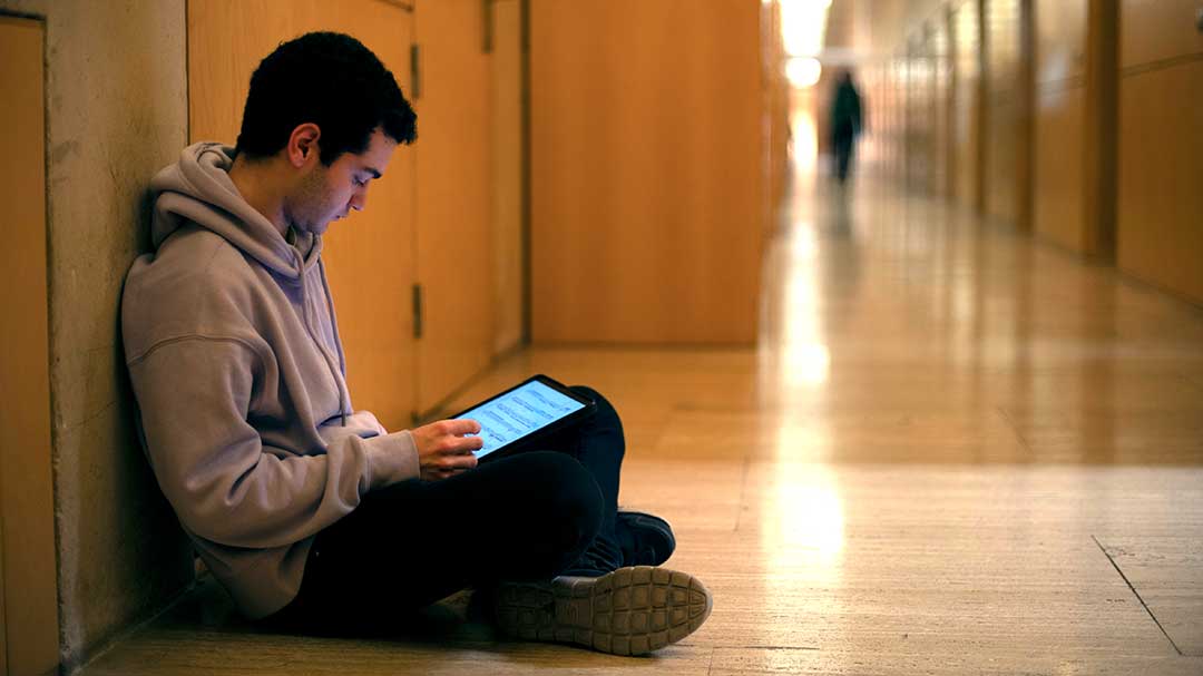 Estudiant al passadís